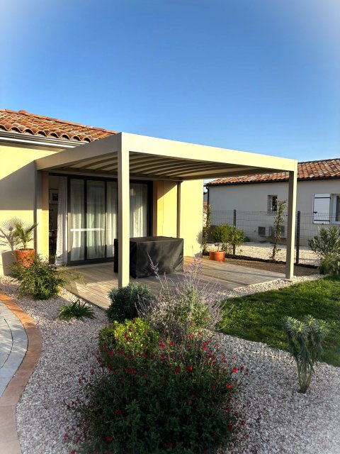 Installation de pergola à bâche rétractable et store banne à Sorgues